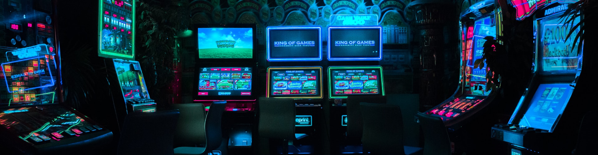 电竞解说团队在演播室进行专业赛事战术分析场景